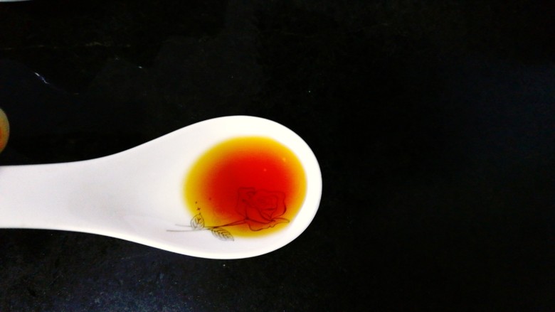 鲜美的蛤蜊鸡蛋羹,锅里放适量水(水中放一点<a style='color:red;display:inline-block;' href='/shicai/ 718'>料酒</a>),烧开
