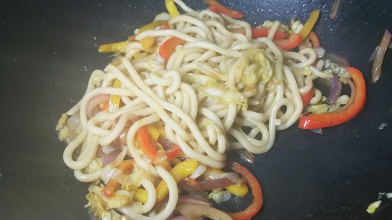 日式杂炒乌冬面,加入乌冬面,翻炒收汁后,加盐调味出锅。