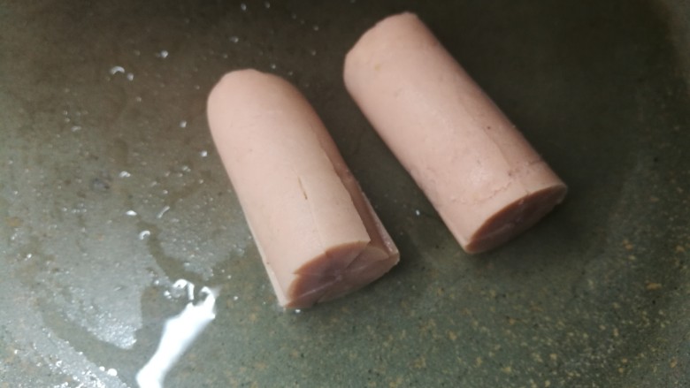 日式杂炒乌冬面,最后把火腿肠和蛋煎一下。因为不是小香肠,火腿肠煎的时候并不会自动卷成小章鱼🐙,需要手动把切了8份的那面朝下按着煎下。
最后摆盘,其实若不像我这么麻烦非要搞个小章鱼,火腿切片炒到面里会更好吃。
