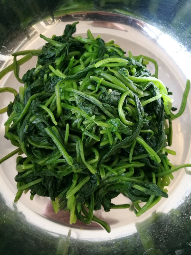 爽囗凉菜菠菜花生米,再捞出攥干水份,放盆里。