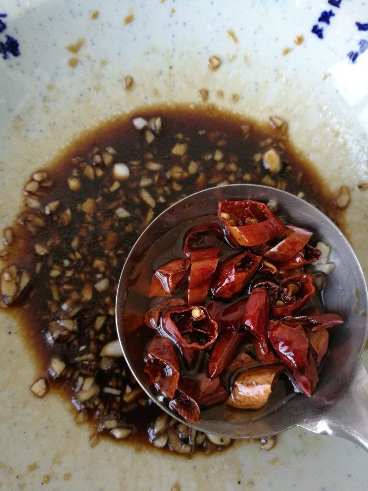 爽囗凉菜菠菜花生米,最后放<a style='color:red;display:inline-block;' href='/shicai/ 852'>辣椒油</a>,搅拌均匀。汁就调好了。