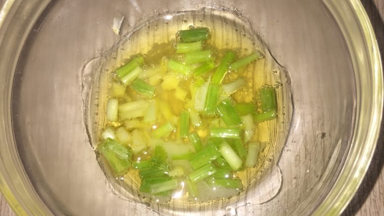 爱心基围虾,食用油烧热后，泼在葱花上面。