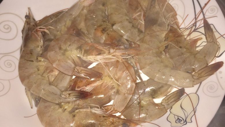 爱心基围虾,然后冲洗干净,上气蒸5分钟。