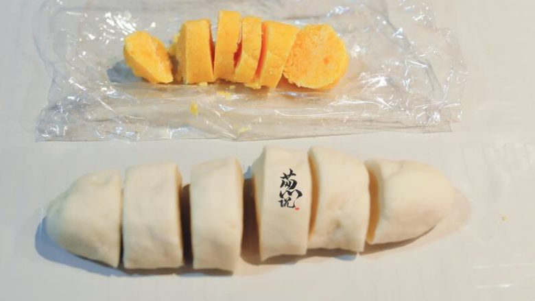 #砧板秀#奶香味十足的七夕巧果,外皮和内陷的材料,切成6等份。