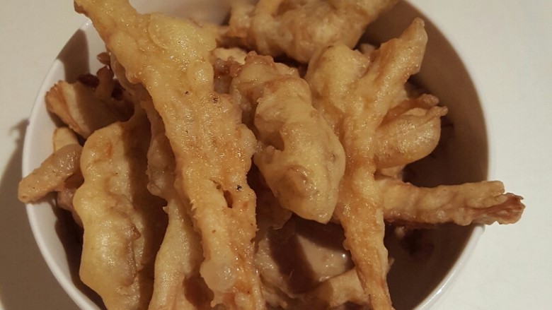 炸蘑菇,蘑菇需要炸两次,也就是炸一遍再炸一遍,复炸是为了实物更好的定型。