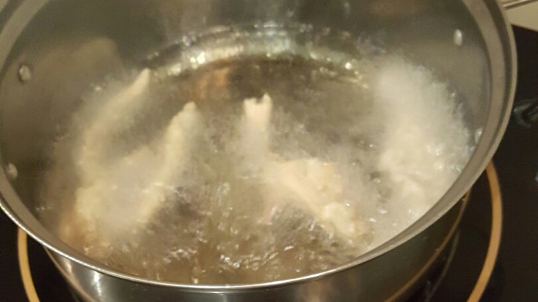 炸蘑菇,下蘑菇时有滋啦滋啦的声音就是油温正好,要是没有,油就需要再热一会儿。