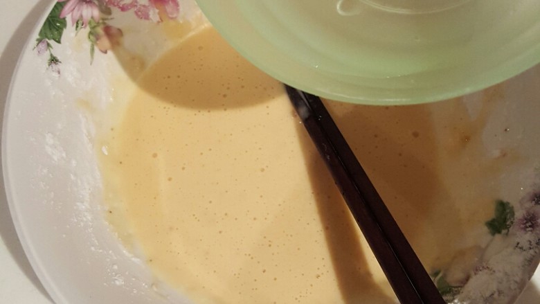 炸蘑菇,搅拌均匀,搅拌后会有点粘,少加一点水稀释一下。