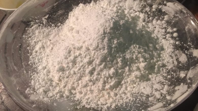 港式奶黄月饼,奶黄馅:将奶粉50g、吉士粉30g 、玉米淀粉75g 称重混合