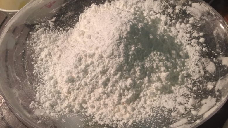 港式奶黄月饼,奶黄馅：将奶粉50g、吉士粉30g 、玉米淀粉75g 称重混合