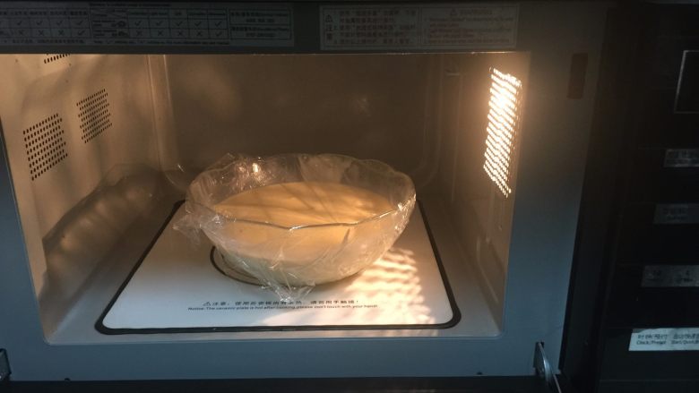 港式奶黄月饼,上蒸锅中小火蒸20分钟左右,期间每隔5分钟将奶黄馅拿出来搅拌均匀,或者用微波炉加热,我用微波炉叮了4次,每次50秒