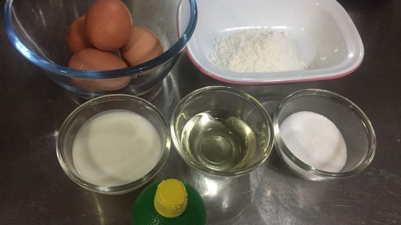 蔓越莓戚风蛋糕,准备工作:分离蛋清与蛋黄,蛋清放冷冻室10分钟