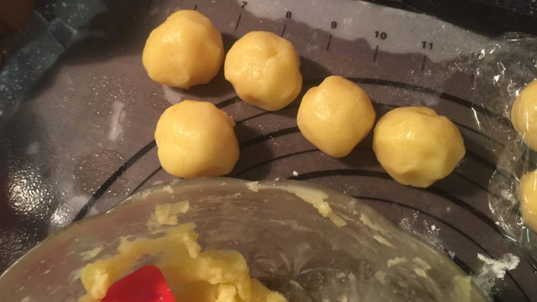 港式奶黄月饼,放凉后揉成一个个28g的圆子,盖好保鲜膜冷藏备用
