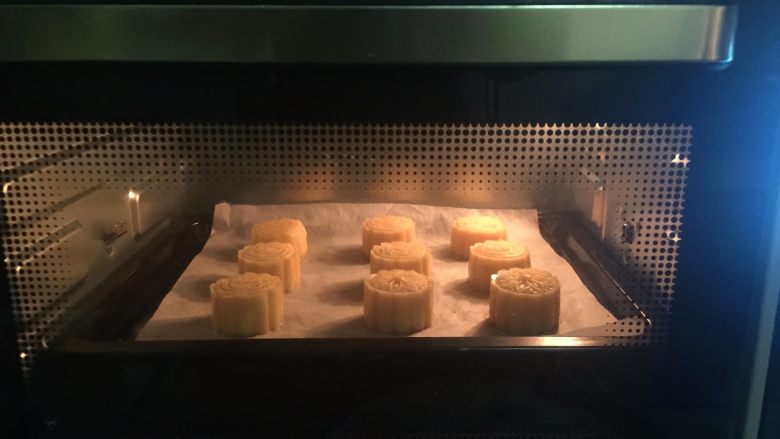 港式奶黄月饼,烤箱预热,上管200度,下管180度,烤7分钟左右后取出