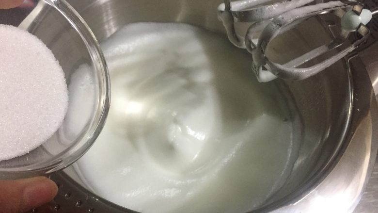 蔓越莓戚风蛋糕,继续中速打发至呈现白色状态,加1/3的白砂糖