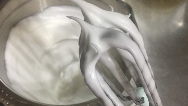 蔓越莓戚风蛋糕,之后打蛋器转低速打发20秒,消除大气泡