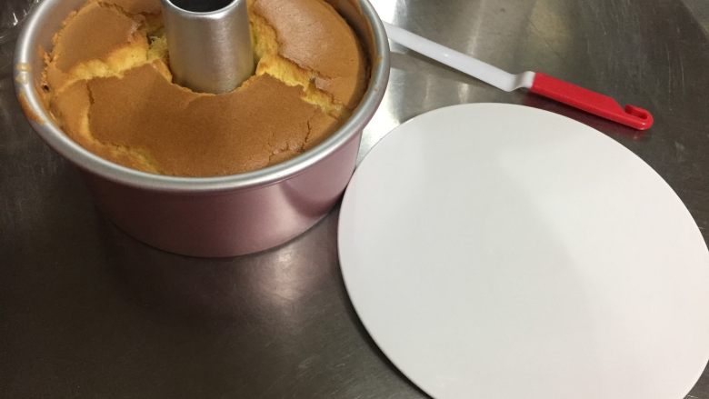 蔓越莓戚风蛋糕,出炉后马上摔几下除去热气,倒扣凉透