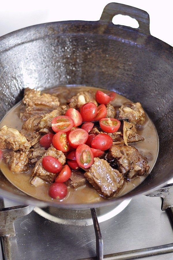 红烧排骨,把<a style='color:red;display:inline-block;' href='/shicai/ 3551'>西红柿</a>洗净后切成小块后倒进煮锅，撒入精盐小火煮至<a style='color:red;display:inline-block;' href='/shicai/ 3551'>西红柿</a>绵软，汤汁浓稠即可出锅。