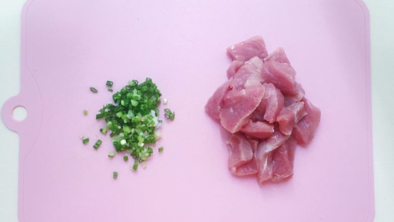 午餐肉(宝宝辅食),食材处理:里脊肉/梅花肉洗净切成小块 葱切末