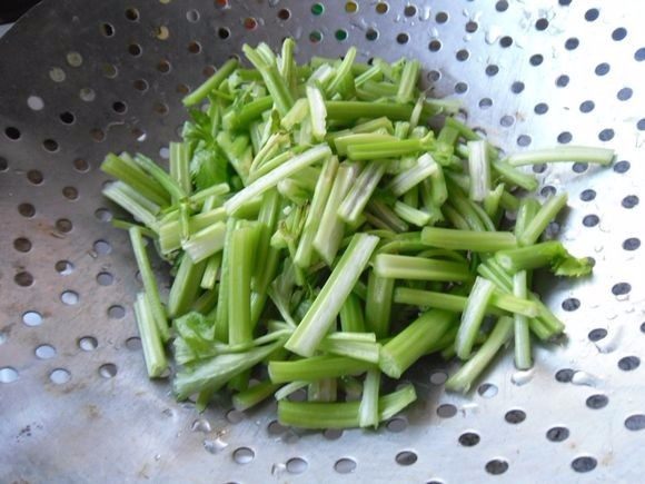 白菜条炒芹菜, 芹菜洗净切段