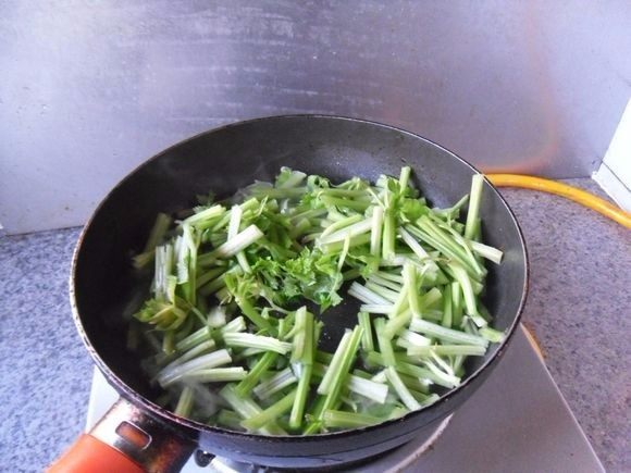 白菜条炒芹菜, 放入芹菜