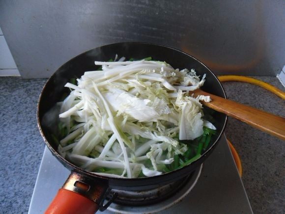 白菜条炒芹菜, 放入白菜条炒匀