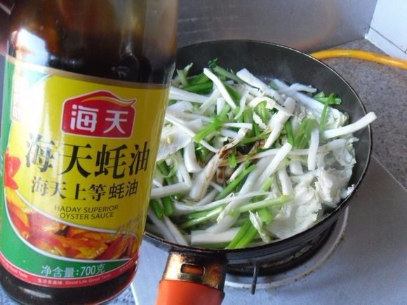 白菜条炒芹菜, 加适量<a style='color:red;display:inline-block;' href='/shicai/ 721'>蚝油</a>