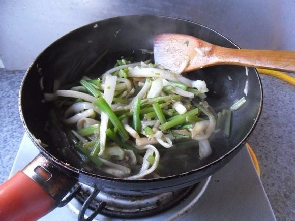 白菜条炒芹菜, 加盐调味,炒匀即可关火