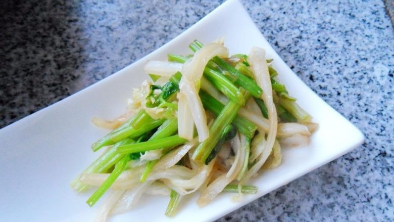 白菜条炒芹菜, 出锅装盘,即可上桌品味