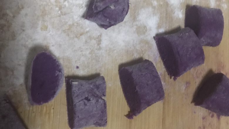 紫薯土豆红薯三色球,分别搓条分出等份小块!
