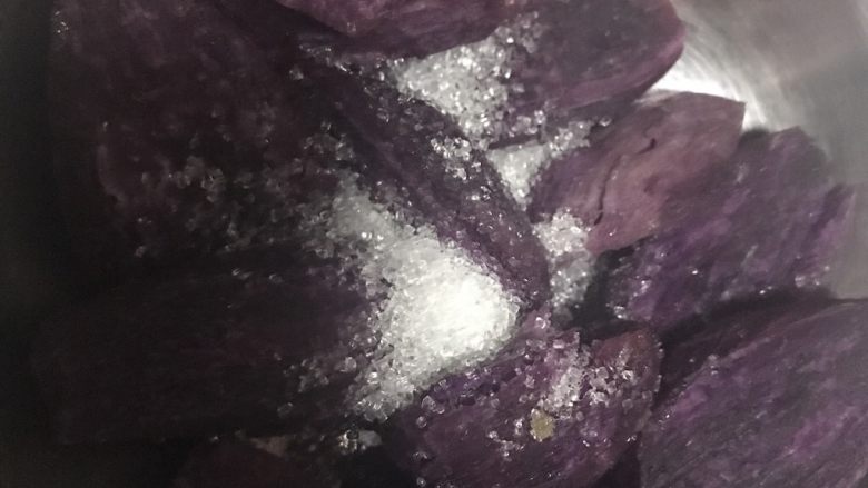 紫薯土豆红薯三色球,紫薯也碾成泥状,紫薯水分会少点可以少加点糯米粉,加白糖,揉成团。