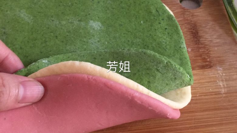 蝴蝶馒头,三色面团擀成饼状叠起