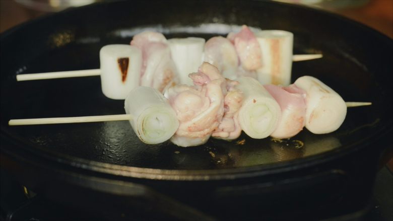 居酒屋烤鸡肉串(附酱汁配方),开大火,当锅子热到水珠在锅子里滚动时,抹油,下肉串。