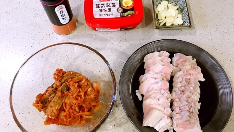 泡菜五花肉,所以材料准备齐全,开始烹饪。
