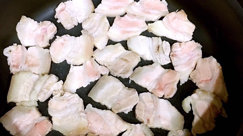 泡菜五花肉,热锅烧至八成热放入五花肉,煎2分钟左右,煎出油,然后盛出备用。
