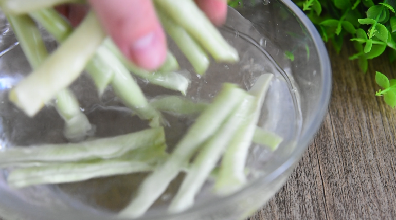 超级快手菜“虎皮豆角”香气扑鼻,超下饭!,放入清水打湿