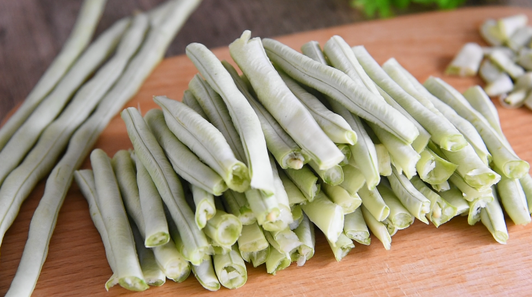 超级快手菜“虎皮豆角”香气扑鼻,超下饭!,豆角洗净,去除老筋,掰成合适大小