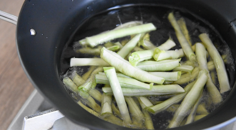 超级快手菜“虎皮豆角”香气扑鼻,超下饭!,油烧至8成热,倒入豆角