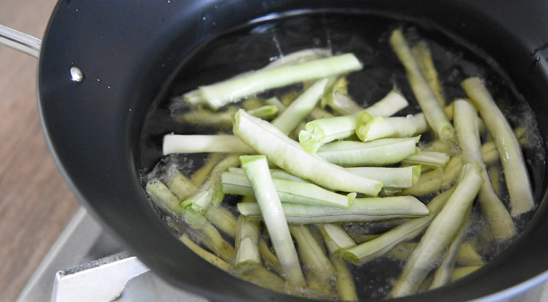 超级快手菜“虎皮豆角”香气扑鼻，超下饭！,油烧至8成热，倒入豆角