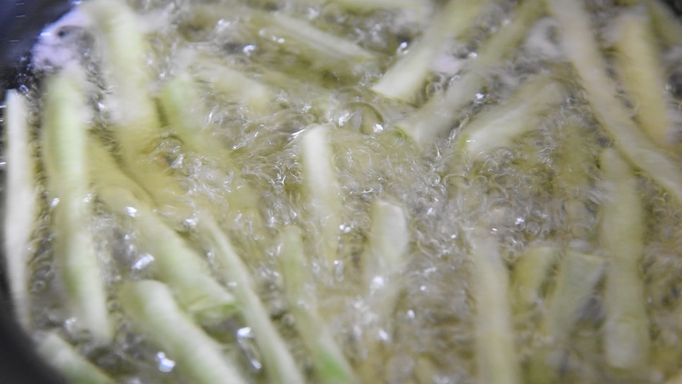 超级快手菜“虎皮豆角”香气扑鼻,超下饭!,大火炸至表面起虎皮