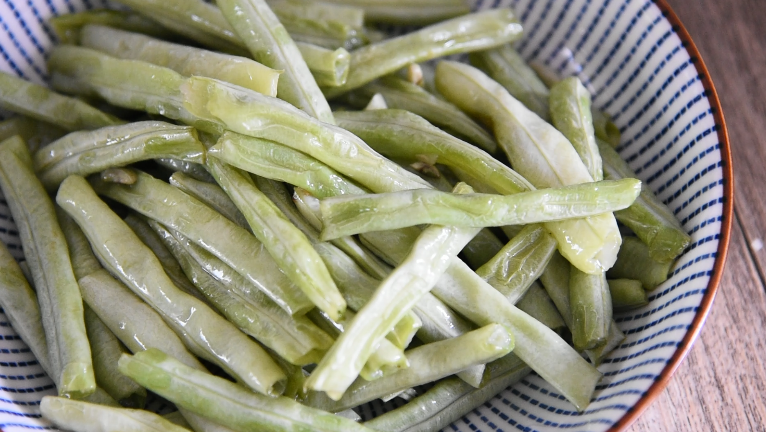 超级快手菜“虎皮豆角”香气扑鼻,超下饭!,沥油捞出