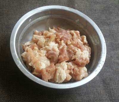毛豆炒肉丁,<a style='color:red;display:inline-block;' href='/shicai/ 428'>五花肉</a>去皮,片成1cm厚的片,切十字花刀,再切成肉丁,用盐、淀粉上浆