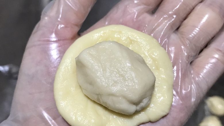 蛋黄酥,用油皮包油酥滚圆盖保鲜膜
