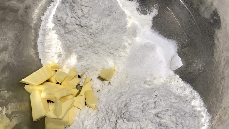 蛋黄酥,油皮材料混合一起，揉成光滑面团盖保鲜膜 醒20分钟，分成20份，单个约重22.7g
