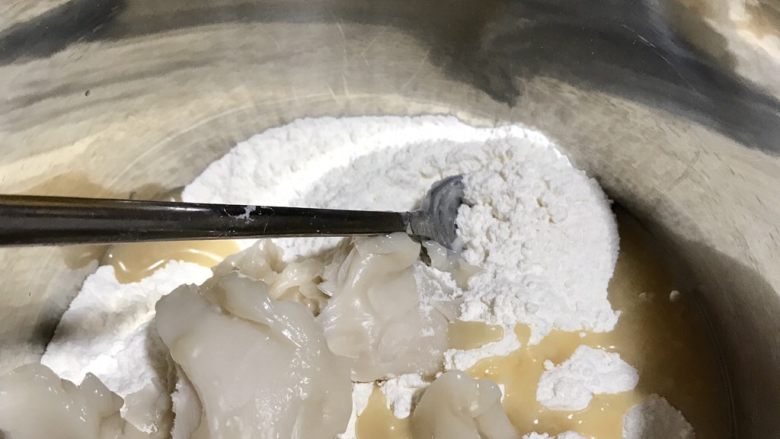 蛋黄酥,油酥材料混合一起成团，分20份，单个约重13g