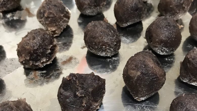蛋黄酥,豆沙各分20分单个重20g
