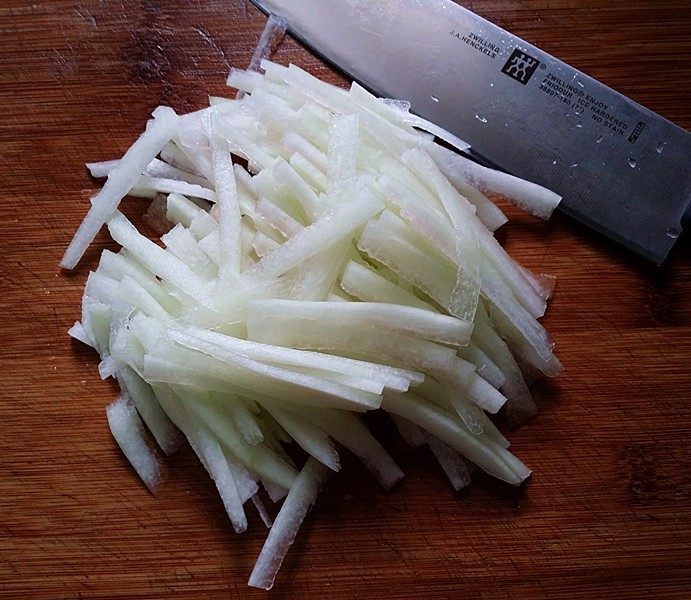 炒瓜皮三丝,将西瓜皮外面绿色硬皮削掉,留浅绿色瓜瓤切丝