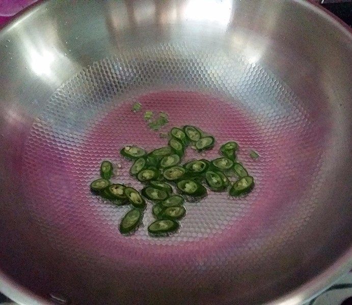 炒瓜皮三丝,炒锅加热倒油,煸香葱沫、杭椒
