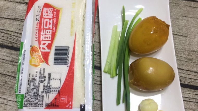 豆腐拌皮蛋,准备好所有的食材。