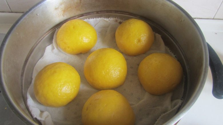 豆沙莲子南瓜包,水开后大火蒸上10分钟, 焖上一分钟即可。