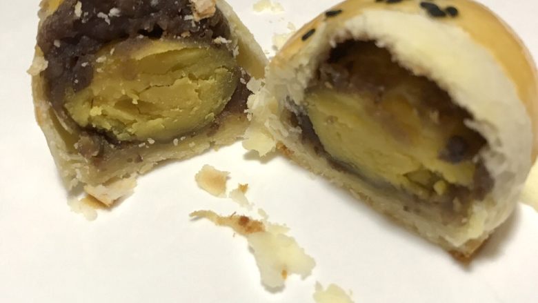 蛋黄酥,这个蛋黄是菜市买的整个的蛋黄，酥香！